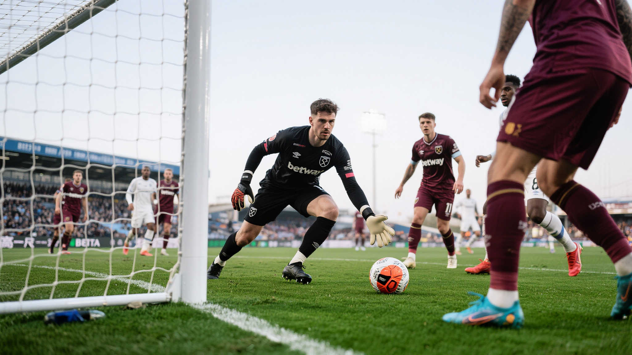 蒙蒂尔远射造成变线破门,库尔图瓦无力阻挡零封奖失之交臂 蒙蒂尔远射造成变线破门,库尔图瓦无力阻挡零封奖失之交臂